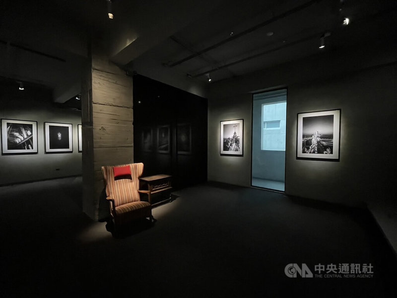 金馬賓館當代美術館6週年特展「感官世界:森田恭通」7日登場,將帶領觀眾走入日本藝術家森田恭通的空間詩學,此次共展出65件作品,汲取自森田恭通2015年創作至今的10年攝影精華。中央社記者林巧璉攝 113年11月5日