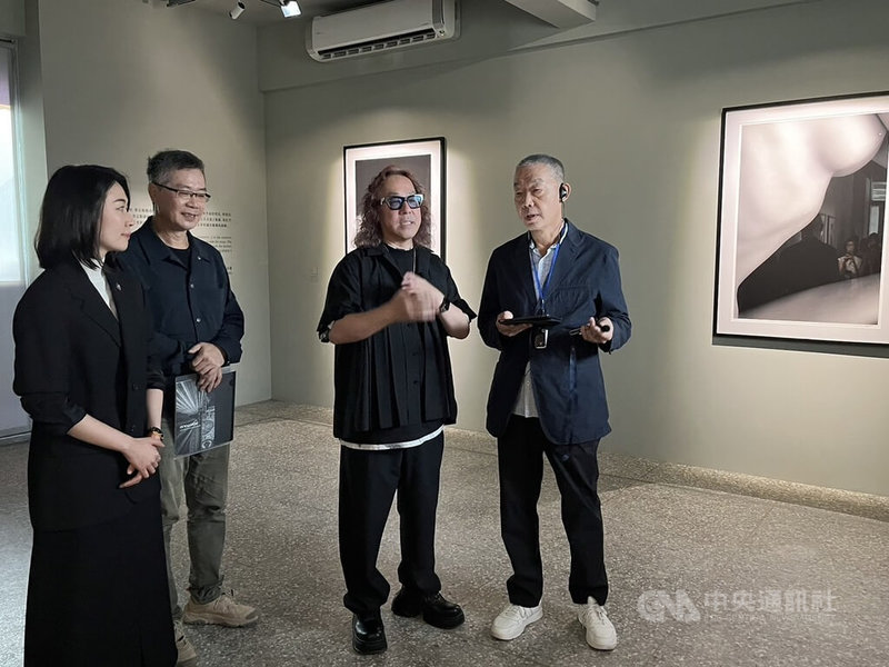 金馬賓館當代美術館將推出「感官世界:森田恭通」,慶祝開館6週年,由策展人邵雅曼(左)與台南藝術大學教授龔卓軍(左2)合作策劃,5日特別邀請藝術家森田恭通(右2)抵台分享。中央社記者林巧璉攝 113年11月5日