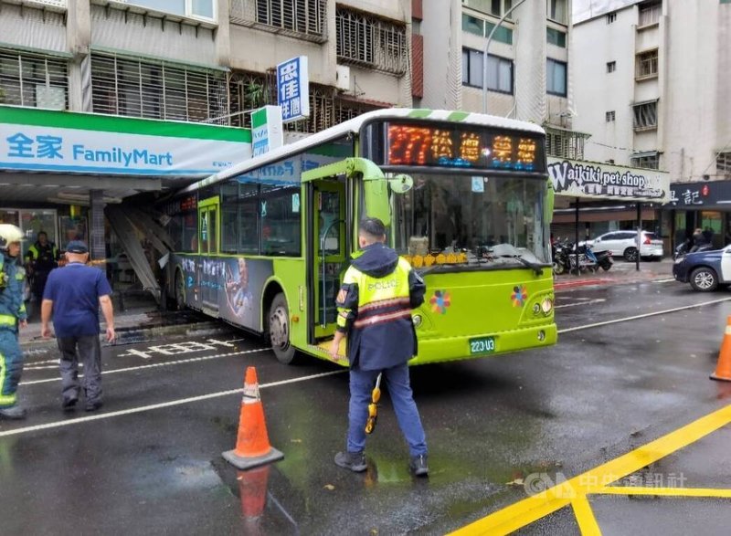 台北市信義區松德路5日發生公車衝撞進店家事故，肇事公車車尾卡進超商，超商騎樓的天花板等裝潢也嚴重毀損，警消獲報立即派員到場處理，所幸車上無乘客，事故現場也沒有人受傷。（翻攝照片）中央社記者黃麗芸傳真 113年11月5日