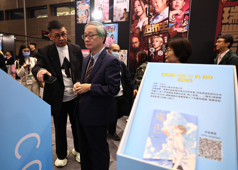 2024 TCCF 創意內容大會5日至8日在台北南港展覽館2館舉行,文策院董事長蔡嘉駿(前左)5日陪同文化部長李遠(前左2)參觀各展區。中央社記者翁睿坤攝 113年11月5日