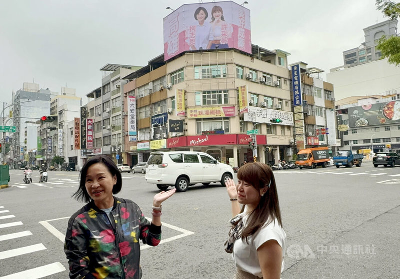 國民黨立委柯志恩（左）可望代表國民黨參選高雄市長，國民黨高雄市議員許采蓁（右）5日在市區掛起與柯志恩合體的競選看板。中央社記者蔡孟妤攝 113年11月5日