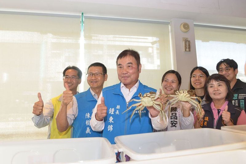 113年度苗栗縣大閘蟹評鑑競賽5日在苑裡鎮舉行,由專業評審根據大閘蟹的「肥滿度」、「外觀」及「口感」等3大指標進行考核與評比,苗栗縣長鍾東錦(左3)也到場了解並頒獎表揚獲獎者。(苗栗縣政府提供)中央社記者管瑞平傳真 113年11月5日