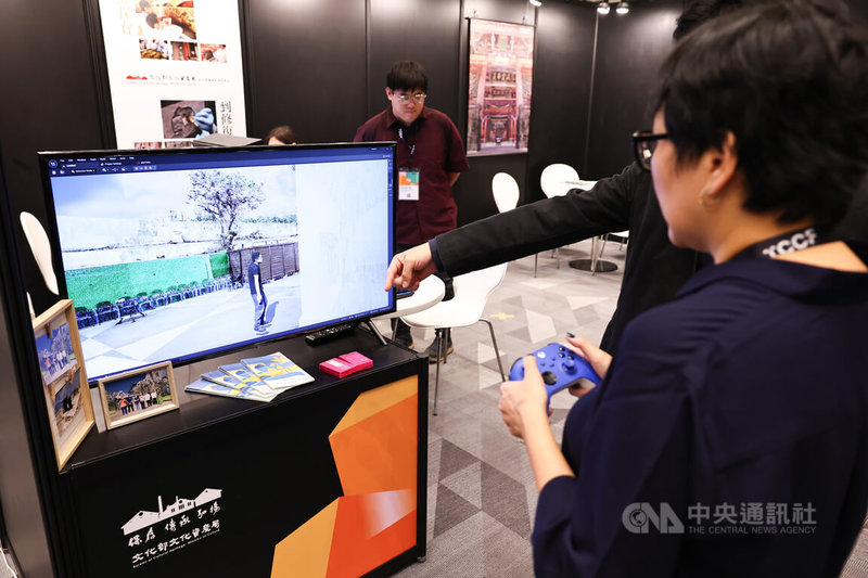 2024 TCCF 創意內容大會5日上午在台北南港展覽館2館盛大登場,有展位透過互動的方式讓民眾更瞭解相關內容。中央社記者翁睿坤攝 113年11月5日