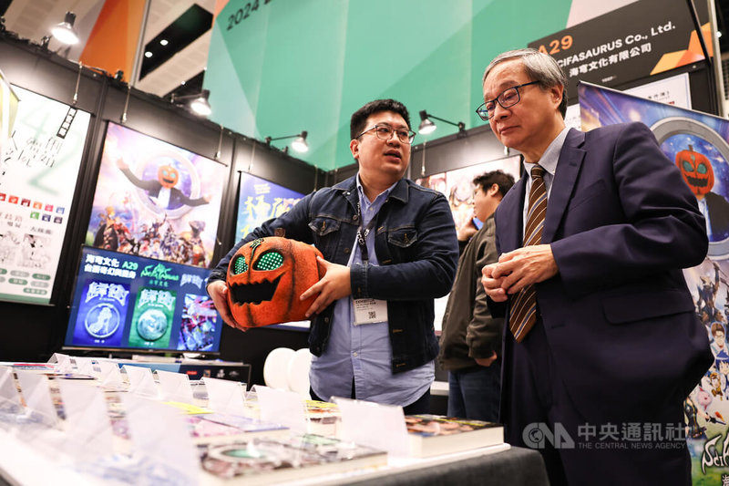 2024 TCCF 創意內容大會5日至8日在台北南港展覽館2館7樓登場,文化部長李遠(右)首日就前往各攤位參觀,並仔細聆聽人員講解。中央社記者翁睿坤攝 113年11月5日