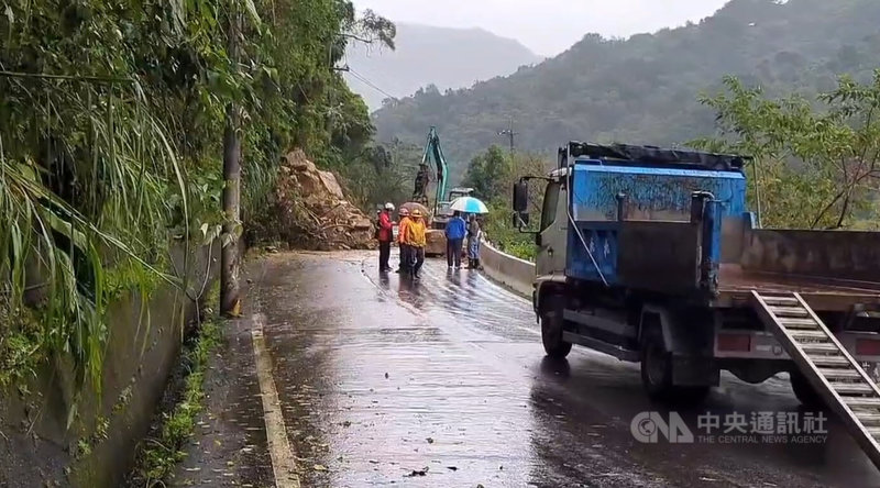 新北市汐止區東山里姜子寮路42號5日凌晨發生土石流，區公所與台電人員已到場處理。（翻攝照片）中央社記者高華謙傳真  113年11月5日