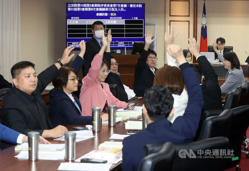 立法院程序委員會5日中午開會討論8日至12日的院會議程,表決結果,在場藍白立委挾人數優勢,以10比8贏過民進黨立委,因此將本次議程草案提報院會處理。中央社記者郭日曉攝 113年11月5日