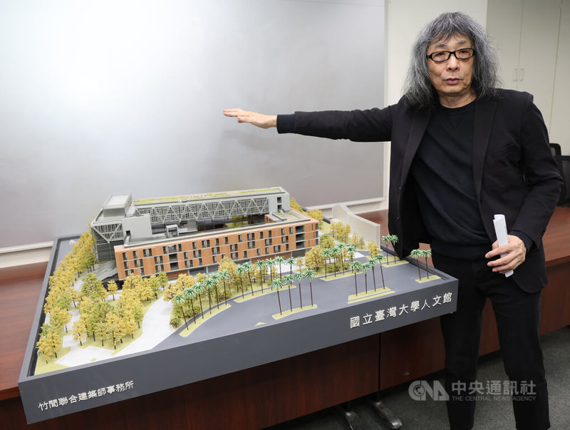 中華民國全國建築師公會6日在台北舉辦「台灣建築25年獎」暨「2024台灣建築獎」揭曉記者會，「台灣建築獎」頒給「台灣大學人文館」，竹間聯合建築師事務所創辦人簡學義在模型前說明設計理念。中央社記者張新偉攝  113年11月6日