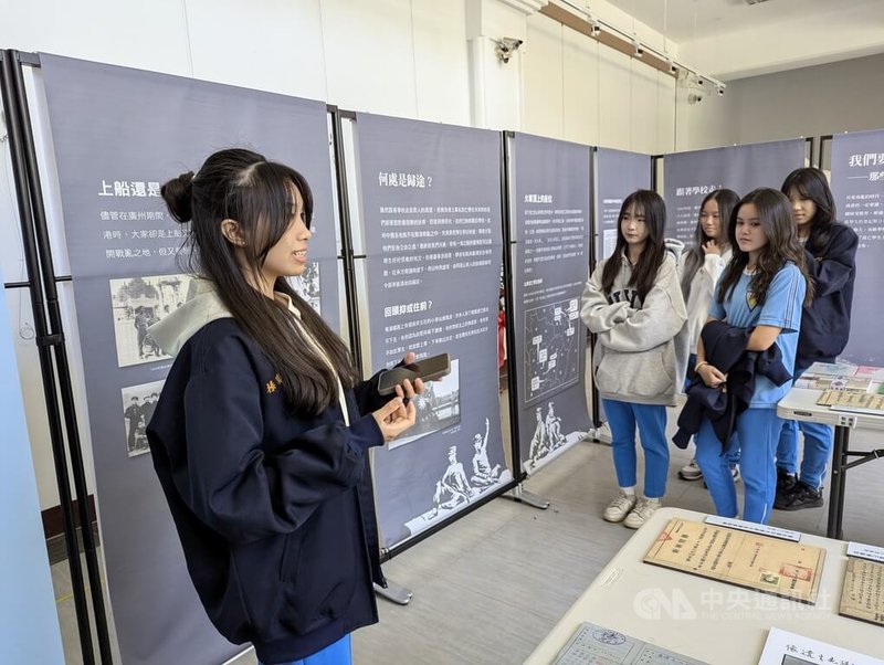 國家人權博物館策劃人權展覽，11日起將在金門高中開放校外民眾參觀及預約導覽；負責導覽工作的學生6日上午提前開展進行練習。中央社記者吳玟嶸攝  113年11月6日