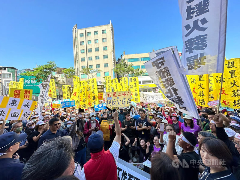 彰化縣政府擇定芳苑鄉草湖南段228-2地號土地設置火化場，由於此處位於芳苑鄉、二林鎮交界，引發當地居民不滿。二林芳苑反火葬場自救會6日號召近千人前往議會拉布條、舉旗陳情。中央社記者鄭維真攝  113年11月6日