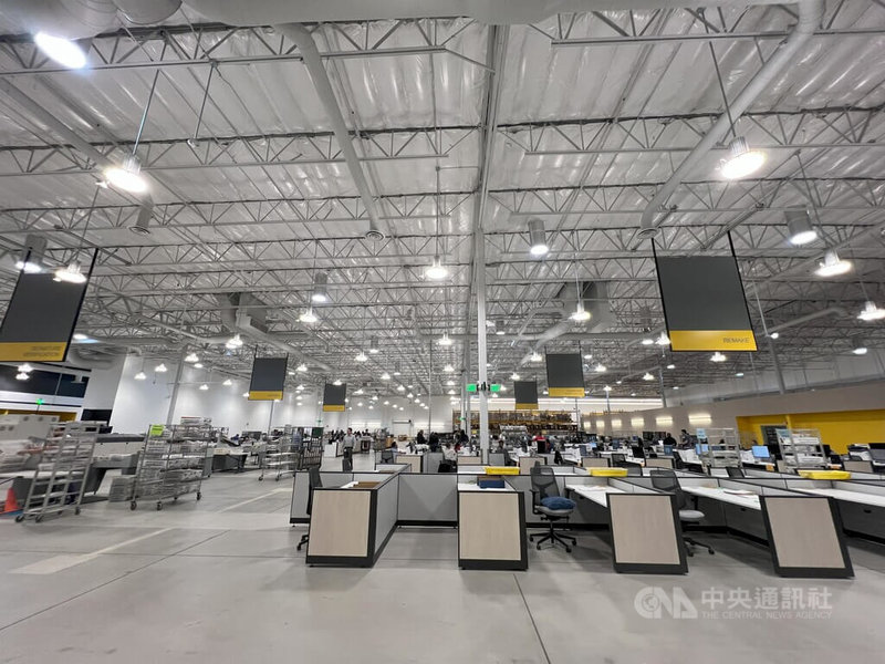 美國大選郵寄投票約占20%,加州洛杉磯郊區工業市的一處家電大賣場,改建為高規格維安的選務計票中心。中央社記者林宏翰洛杉磯攝113年11月6日