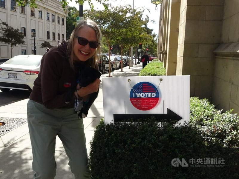 美國大選投票日,選民李察遜(Meg Richardson)表示,她最重視總統表現出來的風度與格調。中央社記者林宏翰洛杉磯攝 113年11月6日