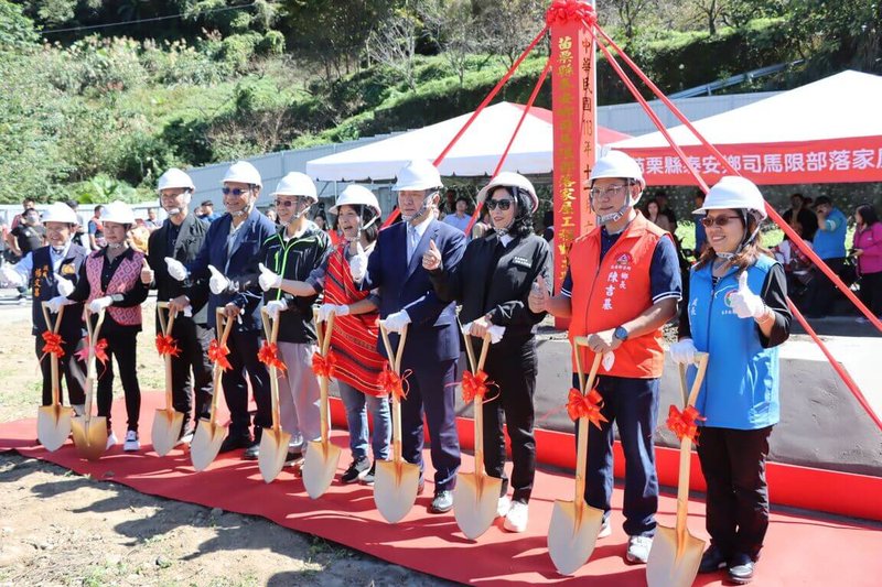 苗栗縣泰安鄉中興村司馬限部落族人爭取逾30年，家屋重建工程6日舉行開工動土儀式，賑災基金會董事長陳時中（前右4）、副縣長邱俐俐（前右3）出席執鏟。（苗栗縣政府提供）中央社記者管瑞平傳真  113年11月6日