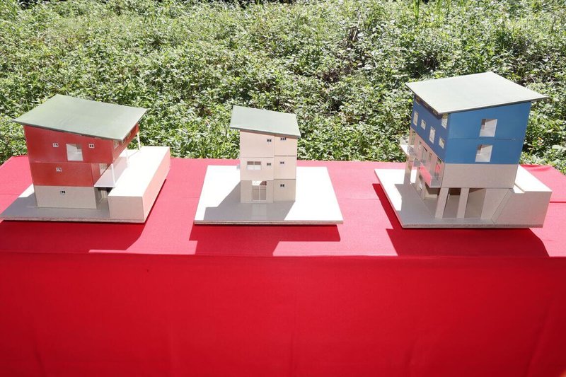 苗栗縣泰安鄉中興村司馬限部落家屋重建工程6日開工動土,規畫44戶的永久住宅,建築採雙拼造型,屋頂為泰雅傳統斜屋頂設計,盼能在114年耶誕節完工。圖為家屋模型。(苗栗縣政府提供)中央社記者管瑞平傳真 113年11月6日