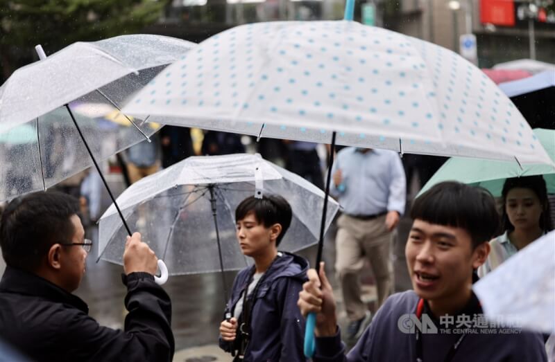 中央氣象署表示6日北部、東半部受東北季風影響，桃園以北及宜、花地區降雨機率仍偏高。圖為24日中午台北內湖科學園區上班族撐傘外出用餐。（中央社檔案照片）