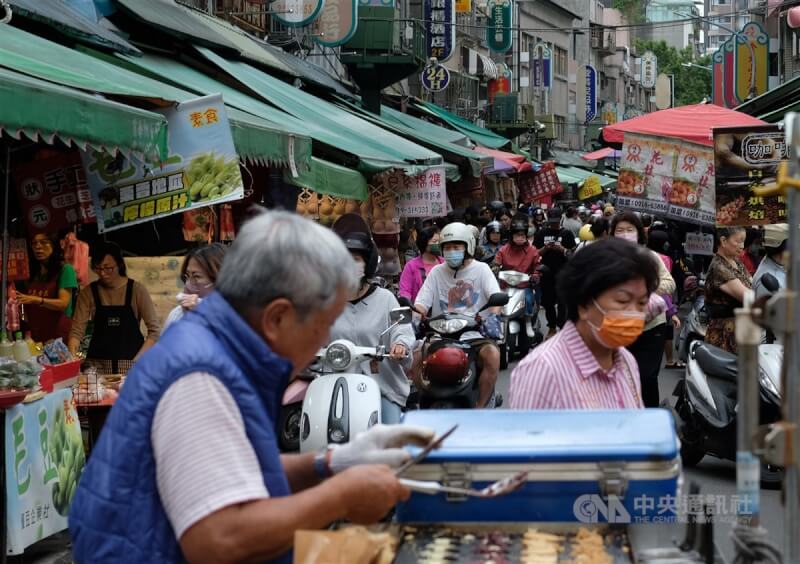 主計總處6日公布10月消費者物價指數（CPI）年增1.69%，通膨率持續放緩，且創下逾3年半的新低紀錄。圖為新北市蘆洲區傳統市場消費人潮。中央社記者趙世勳攝 113年11月6日