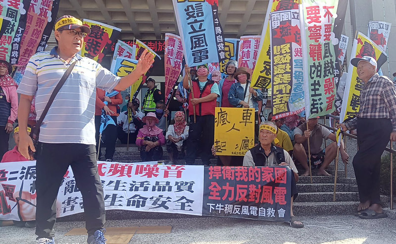 彰品風力發電規劃在彰化縣大城鄉設置風機，公館村等居民不滿距離村落太近多次表達反對，但業者仍要架設管線，大批鄉民6日赴公所舉標語、拉布條抗議。（彰化縣環境保護聯盟提供）中央社記者鄭維真傳真  113年11月6日