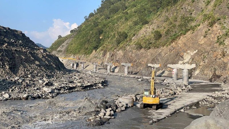 荖濃溪在颱風期間溪水暴漲，左岸河道向下刷深，台20線明霸克露橋舊有河床覆蓋的橋墩保護工頂版露出，有利大幅縮短河床便道施作長度、縮短搶修時間，預計提前至6日下午5時搶通，讓桃源區復興、拉芙蘭及梅山等3里民得以通行。（南區養護工程分局甲仙工務段提供）中央社記者張已亷傳真  113年11月6日