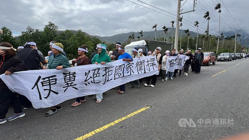 業者在台東縱谷設置禽畜糞處理廠，轉換有機肥利用；當地民眾6日上午在廠房外拉布條抗議，反對營運。中央社記者盧太城台東攝  113年11月6日