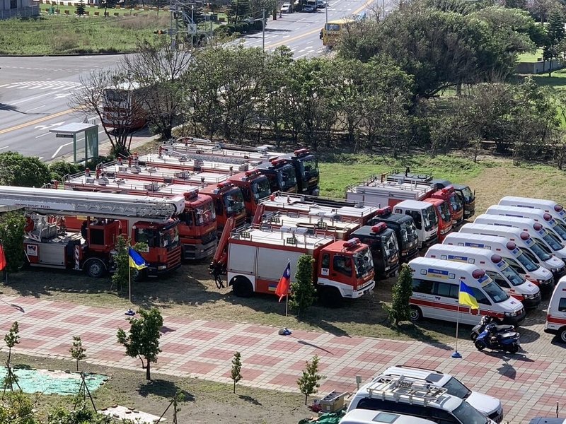 彰化縣伸港鄉紡織業者白璨榮今年再募得60多輛退役消防車、雲梯車與救護車等各式車輛，準備運送到烏克蘭戰場前線。（民眾提供）中央社記者吳哲豪傳真  113年11月7日