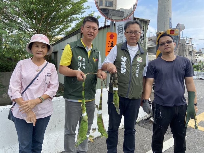 民進黨籍立委徐富癸（右2）、屏東縣議員許展維（左2）7日至屏東縣萬丹鄉會勘綠鬣蜥導致當地農損情形，並了解捕獲及防治綠鬣蜥成果。（徐富癸辦公室提供）中央社記者黃郁菁傳真  113年11月7日