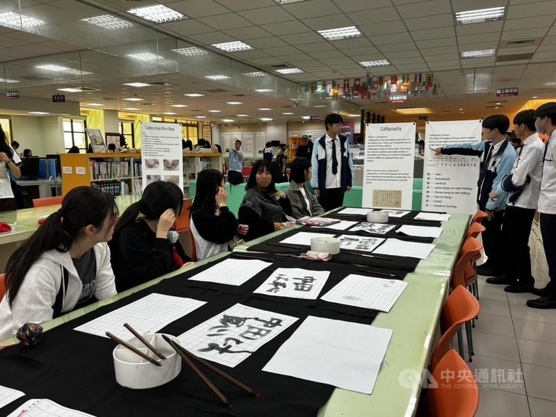 日本愛知縣修文學院300名學生7日至新竹市光復高中交流，光復學生準備珍奶、書法等讓日本學生體驗多元文化，也提升國際學生交流。中央社記者郭宣彣攝  113年11月7日