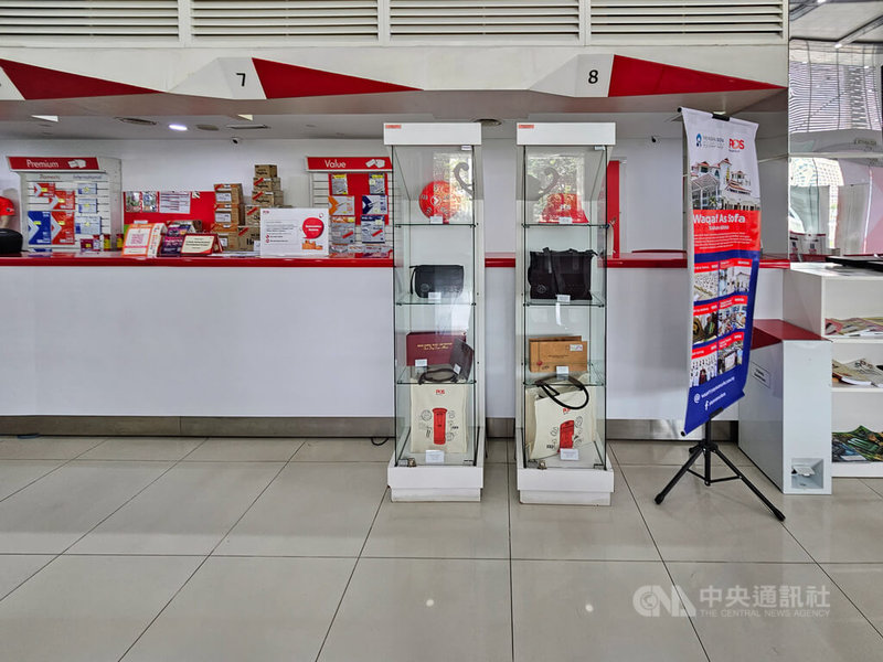 馬來西亞郵政是馬來西亞的官方郵政機構,遍及各鄉鎮市的支局門市是郵寄書信、明信片與包裹的重要集散地。圖為馬來西亞郵政總局內售賣的郵政文創商品。中央社記者黃自強吉隆坡攝 113年11月7日