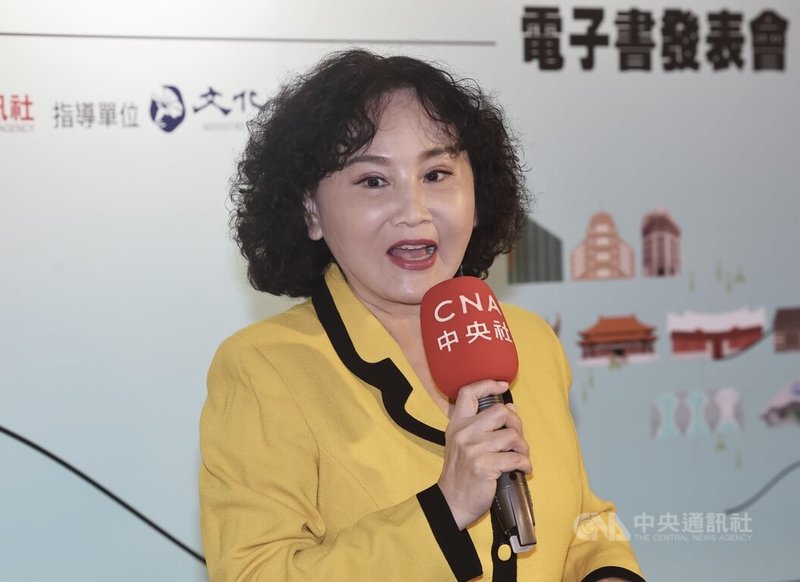 文化+雙週報出版電子書「島嶼文化事.臺灣藝文百景」,7日在台北國家書店舉辦藝文座談暨新書發表會,中央社社長胡婉玲(圖)出席表示,台語文創作並不容易,未來社內將持續透過優質新聞深度記錄支持。中央社記者張皓安攝 113年11月7日