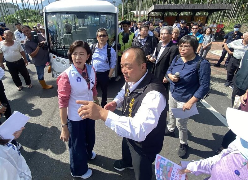 國民黨立委王育敏（前左）7日帶領立法院社會福利及衛生環境委員會，前往嘉義縣大埔鄉考察太陽能光電設施，大埔鄉長吳明勲（前右）與當地鄉親到場陳情。（王育敏提供）中央社記者蔡智明傳真  113年11月7日