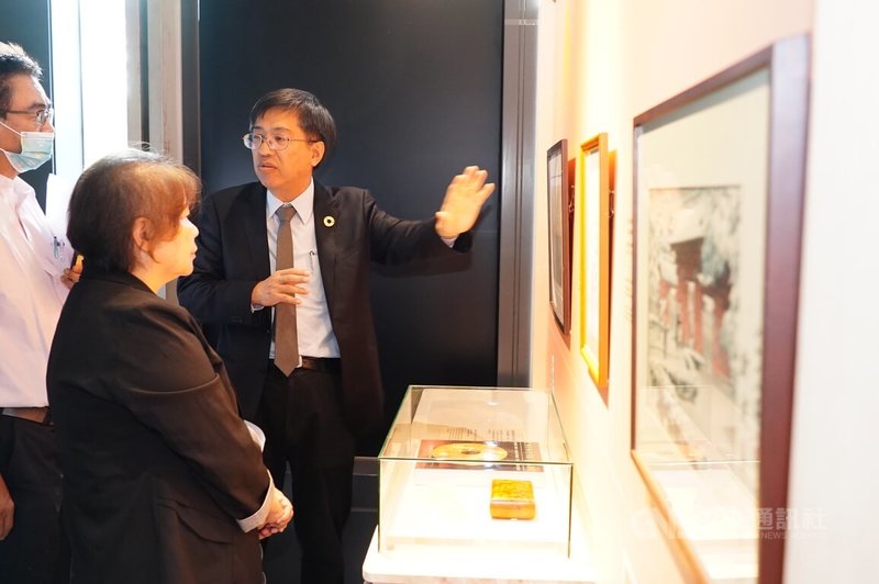 唐獎教育基金會執行長陳振川(右)為眾人說明介紹本屆展覽的策展理念。中央社記者董俊志攝 113年11月7日