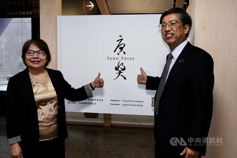 2024第6屆唐獎榮耀展7日起移師高雄國立科學工藝博物館舉行,唐獎教育基金會執行長陳振川(右)、科工館長李秀鳳(左)出席合影。中央社記者董俊志攝 113年11月7日