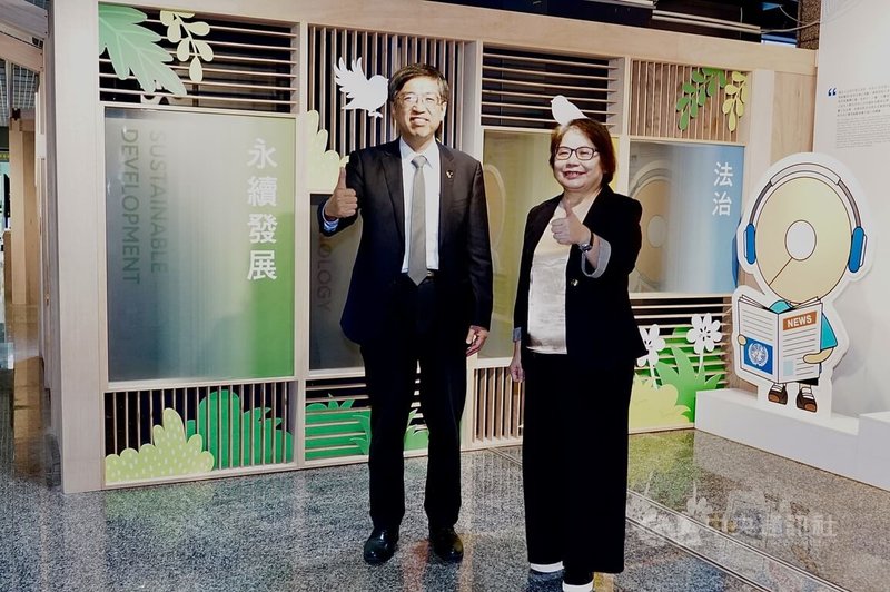 唐獎教育基金會執行長陳振川(左)及科工館長李秀鳳(右)開展首日一同出席,比讚留影。中央社記者董俊志攝 113年11月7日