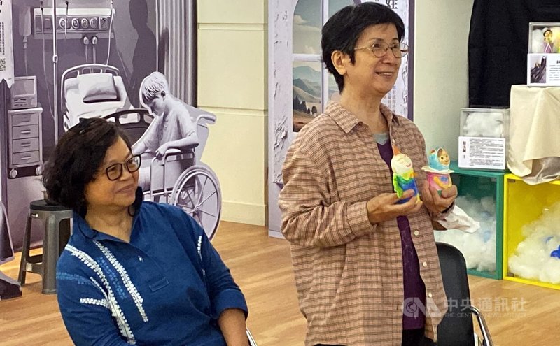 「家庭照顧者成果展」7日在新北市婦女服務中心開展,家庭照顧者葉玉蘭(右)透露先生過世後,她頓失依靠,並將思念化作一對玩偶,女娃娃為展翅高飛的自己,神仙模樣男娃娃則是希望丈夫在天堂更快樂。中央社記者黃旭昇新北市攝 113年11月7日