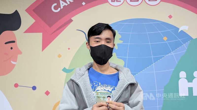 「CAR-T細胞免疫治療給付滿週年」記者會7日在台北舉行,17歲時確診急性淋巴性白血病的吳同學(圖)出席表示,曾挺過多次辛苦治療卻又在骨髓移植半年後復發,「當時的心情真的用絕望形容都不夠」,所幸2024年2月透過健保順利完成CAR-T治療,現在已是台大新生。中央社記者曾以寧攝 113年11月7日