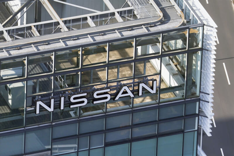 圖為Nissan位於日本橫濱的總部大樓LOGO。（共同社）