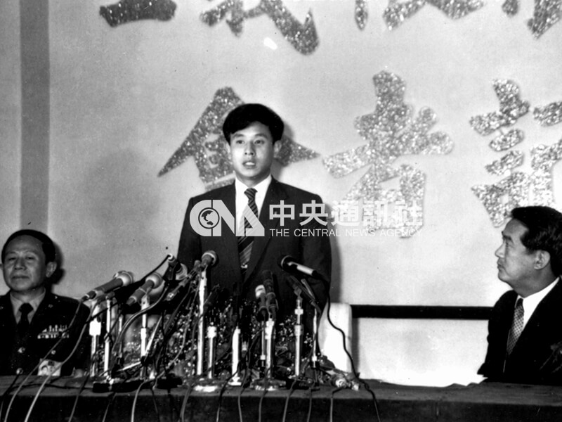 投奔自由來台的反共義士吳榮根(中),在行政院新聞局長宋楚瑜(右)、國防部軍事發言人王淼少將(左)陪同下舉行記者會,說明投奔自由經過和答覆記者提問。中央社記者劉偉勳攝 71年10月31日