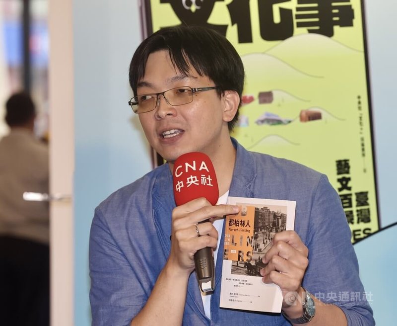 中央通訊社7日下午在台北國家書店舉行「臺文新聲永續座談」,前衛出版社主編鄭清鴻(圖)與會分享,他感謝珍惜台文的前輩們,他們的累積與努力都為本土語言出版奠定寶貴資產。中央社記者張皓安攝 113年11月7日