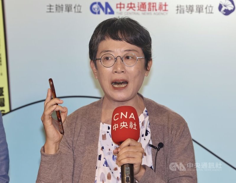 台文推廣者王昭華(圖)7日下午在台北出席由中央社主辦的「臺文新聲永續座談」,她認為,若不好好保留、認識台文,許多在地生命經歷與觀念都在消失,「我們現在不是在做語言推廣,而是語言復振。」中央社記者張皓安攝 113年11月7日