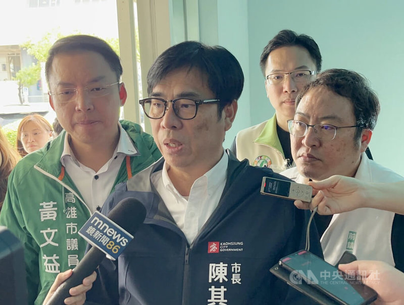 高雄市長陳其邁(中)8日陪同行政院長卓榮泰視察高雄國際機場,受訪時被問及財劃法修法爭議,陳其邁直言,這個版本非常不公平。中央社記者林巧璉攝 113年11月8日