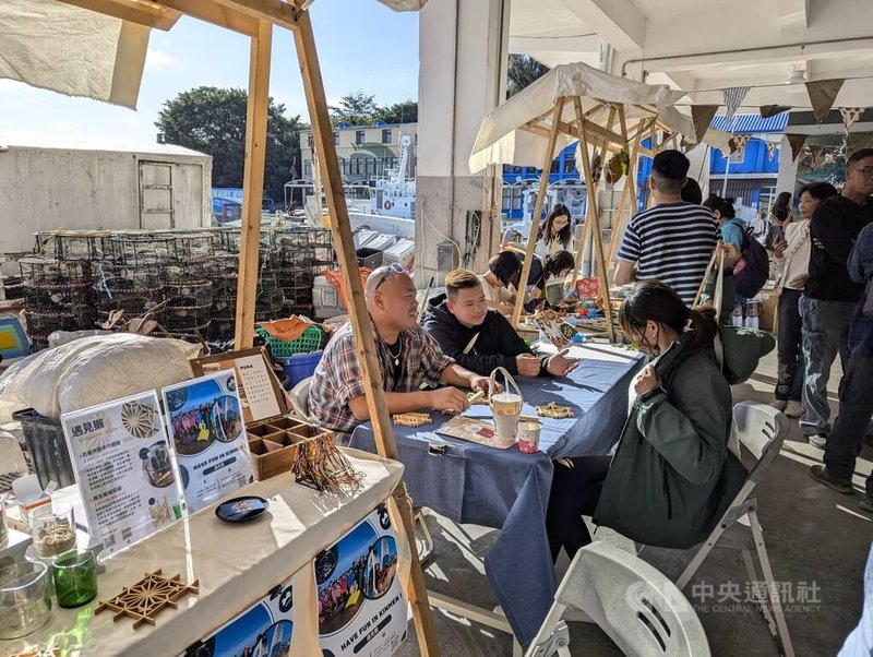 金門海島學校8日下午舉辦返校園遊會，呈現113年度營運成果，並邀請民眾參與海洋體驗手作市集等活動，感受金門海洋文化多樣性和海洋生態保育重要性。中央社記者吳玟嶸攝  113年11月8日