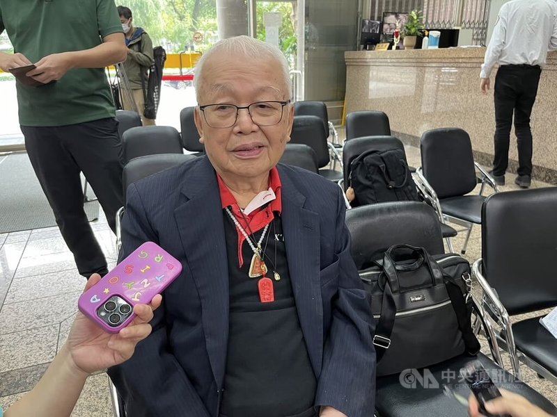 源興居生技股份有限公司董事長劉泰英(圖)8日受訪表示,育成「源興牛」是前總統李登輝生前的願望,迄今共投入新台幣3億元、費時7年研發,終於完成。中央社記者楊淑閔攝 113年11月8日