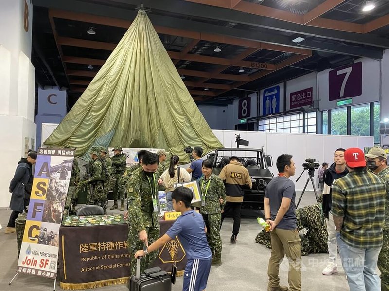 2024台灣國際軍事、戶外、玩具槍用品展8日起一連3天在台北世貿一館舉行,國軍多支部隊也陳展,陸軍特戰指揮部展出傘具、特戰突擊車等裝備,吸引民眾駐足觀賞。中央社記者吳書緯攝 113年11月8日