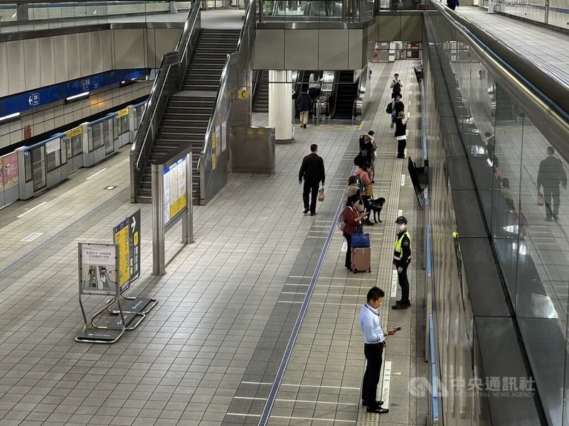 台北捷運板南線新埔站8日晚間有1名女子持美工刀攻擊旅客，警方於案發後持續在現場留守警戒。中央社記者高華謙攝 113年11月8日