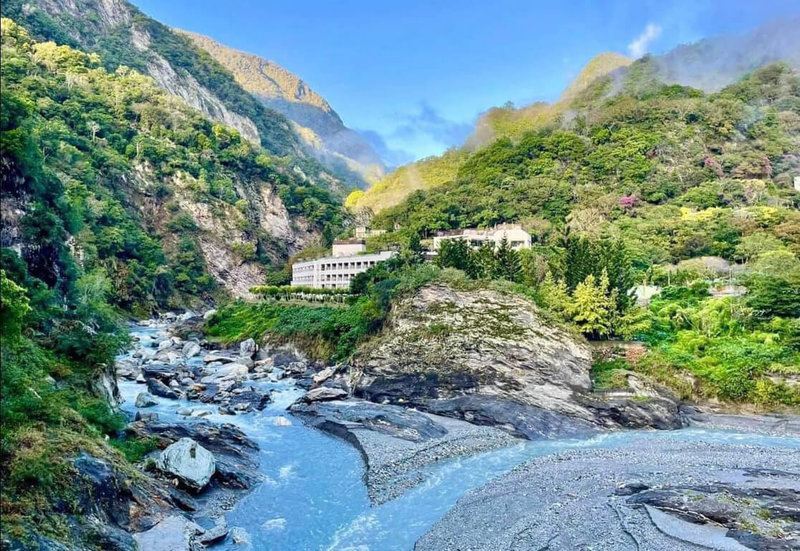 受颱風康芮影響，花蓮太魯閣山區水源、電力受損，太魯閣晶英酒店宣布，即日起暫停旅宿服務至2025年1月15日，將全力投入修復工作，若有更新或調整會於官網公布。（太魯閣晶英酒店提供）中央社記者張祈傳真 113年11月8日