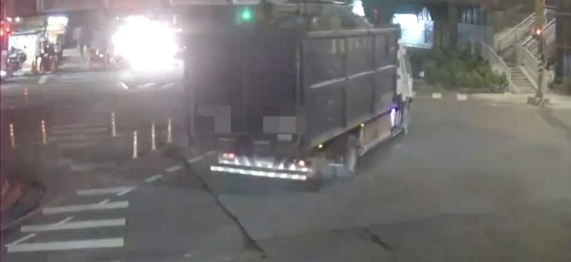 一輛載運因颱風「康芮」傾倒路樹的大貨車7日晚間沿新北永和區成功路左轉環河東路方向行駛,經過福和橋下時,因車上抓斗超高而撞及福和橋防撞鋼梁,車上載運樹木掉落一地。(翻攝照片)中央社記者高華謙傳真 113年11月8日