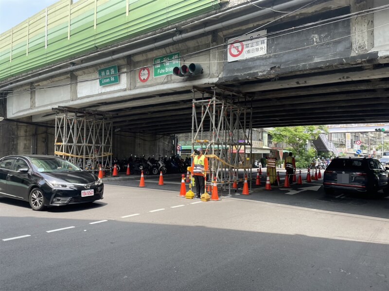 橫跨雙北的福和橋近年來多次遭到超高車輛撞擊，圖為4月18日林森路主橋上橋往台北方向外側車道暫時封閉。（新北市工務局提供）