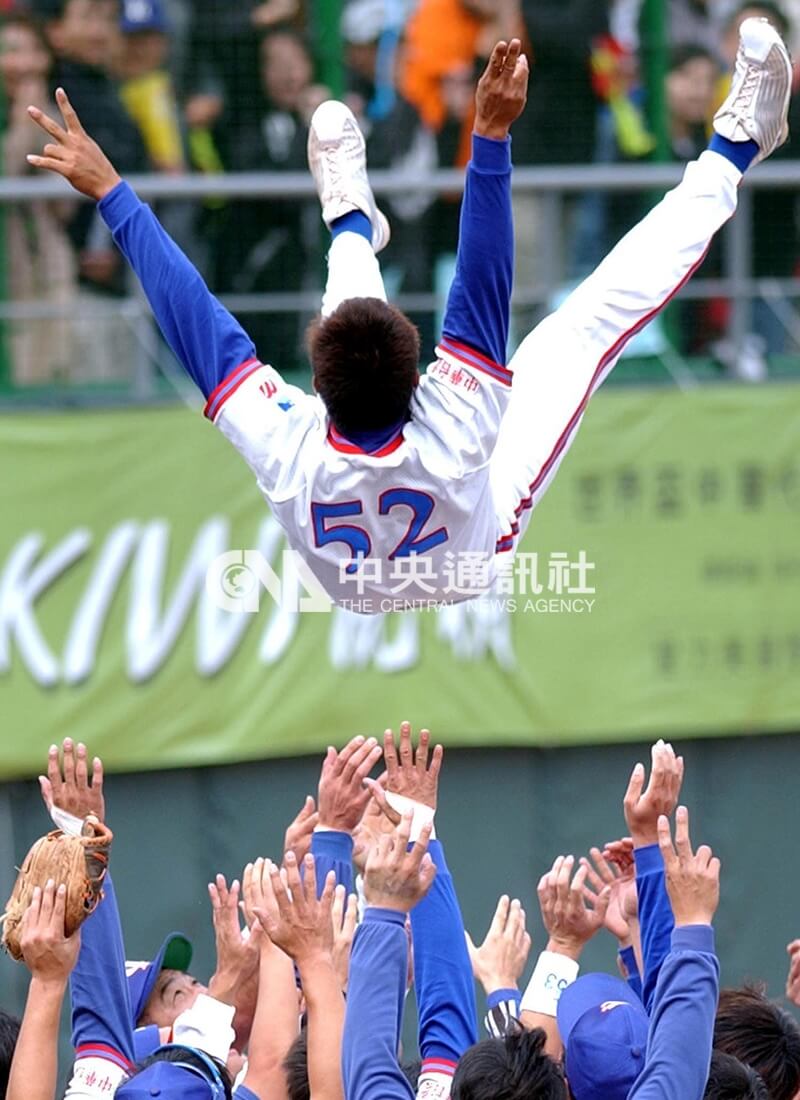 中華隊在台北天母球場舉行的第34屆世界盃棒球賽季軍戰以3比0擊敗日本隊。中華隊獲勝功臣陳金鋒雙手比出勝利的符號,被隊友高高拋起慶祝勝利。中央社記者張天雄攝 90年11月18日