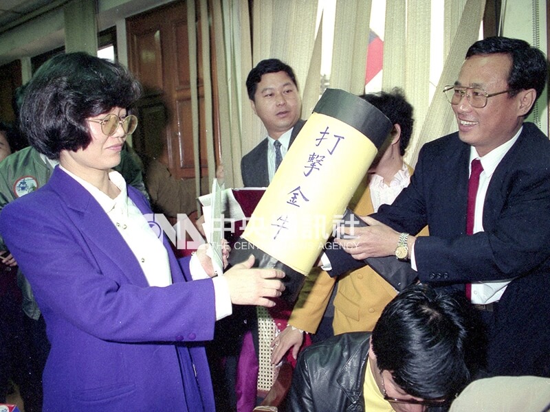 民眾致贈「打擊金牛,司法獨立」的象徵性大槌給許阿桂(左)。中央社記者熊力學攝 80年11月11日
