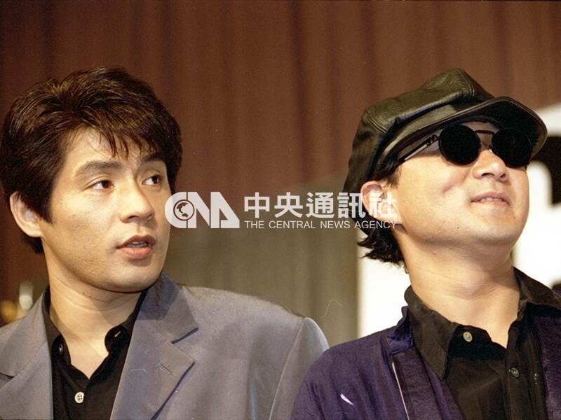 「恰克與飛鳥」（CHARE&ASKA）再度來台灣，共舉行兩場演唱會。恰克（右）與飛鳥在記者會，提前向國內歌迷問好。中央社記者張良一攝 84年11月10日