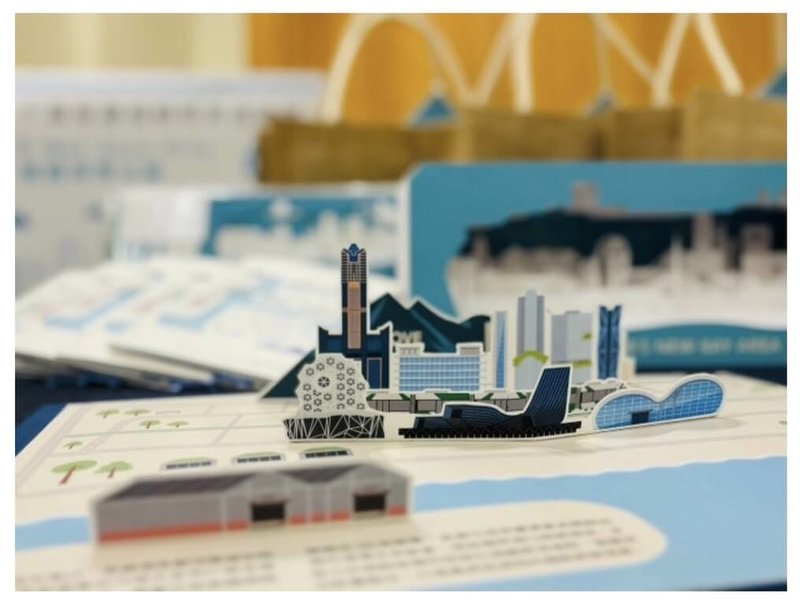 高雄亞洲新灣區近年蓬勃發展,市府推出「城市紙雕立體書」,手作紙雕及立體書透過簡易DIY組合為立體成品,翻閱立體書挪移輕軌成圓、推進遊艇轉動船舶方向盤,以趣味互動連結城市建設,創造有感且可上手的市政文宣。(高雄市都發局提供)中央社記者林巧璉傳真 113年11月9日