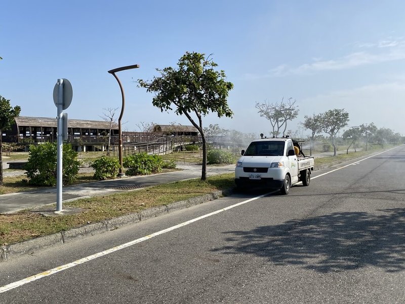 高雄市茄萣濕地於候鳥排遺檢體中，檢出H5N1亞型高病原禽流感病毒，動保處指出，因應避免病毒傳播，加強茄萣濕地周邊消毒作業。（高雄市農業局提供）中央社記者林巧璉傳真  113年11月9日